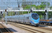 Pendolino stacji Grodzisk Mazowiecki, w tle pociąg towarowy fot. Włodzimierz Włoch PLK SA