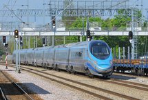 Pendolino stacji Grodzisk Mazowiecki, w tle pociąg towarowy fot. Włodzimierz Włoch PLK SA