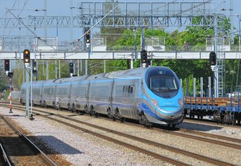 Pendolino stacji Grodzisk Mazowiecki, w tle pociąg towarowy fot. Włodzimierz Włoch PLK SA
