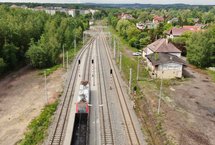 Pociąg na torach w Katowicach Kostuchnie, widok z lotu ptaka, fot. Krzysztof Ścigała