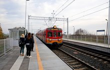 Podróżni i pociąg przy peronie przystanku Rychnowo Wielkie, fot. Łukasz Bryłowski PKP PLK