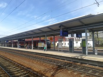 Podróżni na zmodernizowanym peronie w Zielonej Górze, przy zadaszeniu informacje, w tle pociąg_fot.Radek Śledziński