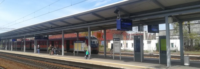 Stacja Zielona Góra Podróżni na zmodernizowanym peronie w Zielonej Górze, przy zadaszeniu informacje, w tle pociąg_fot.Radek Śledziński