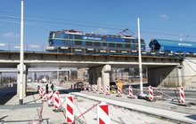 Przebudowany wiadukt kolejowy nad ul. Długą we Wrocławiu, na wiadukcie przejeżdża pociąg towarowy, foto. Bohdan Ząbek