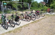 Stojaki rowerowe przy przystanku Witnica; fot. Robert Wilczewski