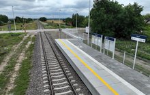 Widok z góry na peron w Milanowie widać tory, gabloty informacyjne, wiatę, fot. P. Mieszkowski, A.Lewandowski