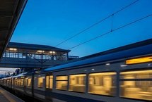 Pociąg na stacji kolejowej.