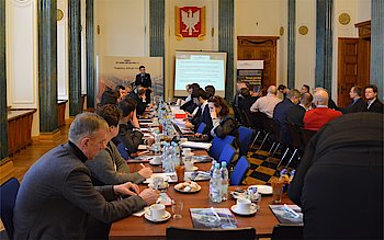 Sala spotkań uczestnicy przy 2 stołach.