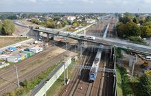 Wiadukt w Tłuszczu dołem jedzie pociąg, fot Artur Lewandowski PKP Polskie Linie Kolejowe SA