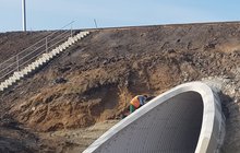 Budowa mostu nad rzeką Bzurą, pracownik wykańcza obiekt, 08.04.2021, fot. PLK
