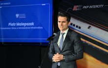 Minister Piotr Malepszak wypowiada się na konferencji prasowej, fot. Marcin Kmieciński PAP