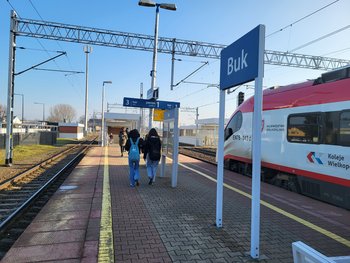 Podróżni na peronie stacji Buk, w tle pociąg_fot.Radek Śledziński