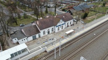 Stacja i dworzec Zduńska Wola, perony, tory, plac przydworcowy 2 Fot. Artur Lewandowski, Paweł Mieszkowski