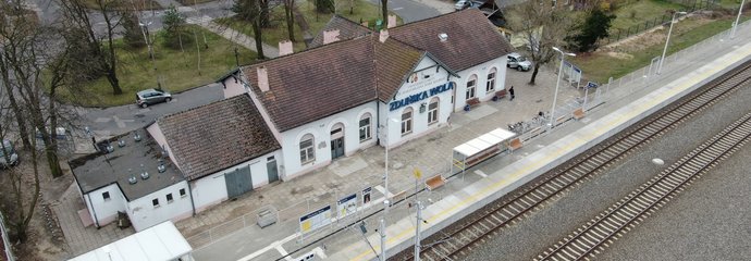 Stacja i dworzec Zduńska Wola, perony, tory, plac przydworcowy 2 Fot. Artur Lewandowski, Paweł Mieszkowski