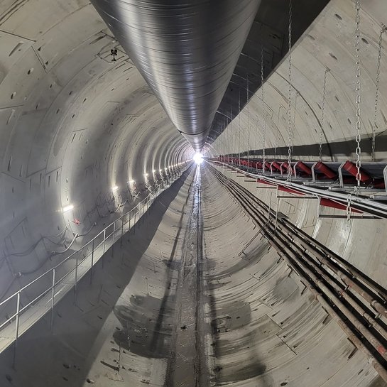 Wnętrze budowanego tunelu na linii kolejowej 104 fot. Piotr Hamarnik (1)