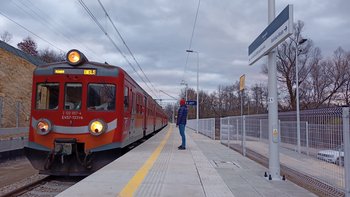 Barwałd Średni - podróżny stoi na nowym peronie, obok jest pociąg, fot. Rafał Marciniak