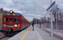 Barwałd Średni - podróżny stoi na nowym peronie, obok jest pociąg, fot. Rafał Marciniak