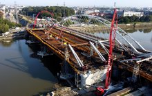 Betonowanie nowego mostu kolejowego nad Wisłą ujęcie od strony Zabłocia, fot. Piotr Hamarnik