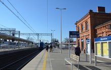 Myszków, nowy peron i tablice z rozkładem jazdy i nazwą stacji, widać drugi zadaszony peron, fot. Katarzyna Głowacka
