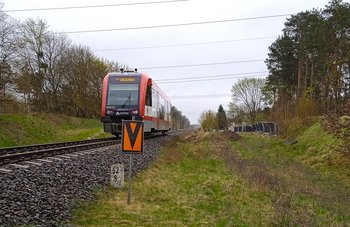 Pociąg na torze w miejscu budowy nowego przystanku Grudziądz Rządz. fot. Mirosław Lewandowski PLK