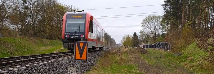 Miejsce budowy nowego przystanku Grudziądz Rządz Pociąg na torze w miejscu budowy nowego przystanku Grudziądz Rządz. fot. Mirosław Lewandowski PLK