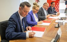 Podpisanie umowy przez przedstawicieli PLK SA, UMWKP i Miasta Ciechocinek fot. Szymon Zdziebło