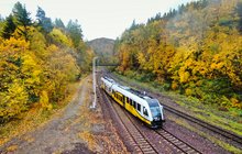 Linia kolejowa Świdnica - Jedlina Zdrój. Przejeżdżający pociąg z lotu ptaka. fot. R. Mitura