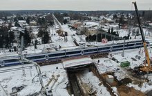 Gałków - budowa tunelu drogowego pod torami, konstrukcja obiektu, pracownicy, tory, pociąg, maszyny fot. Paweł Mieszkowski