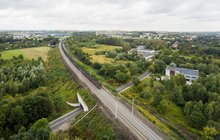 Pociąg na nowych torach na szlaku Zabrze Biskupice – Maciejów Północny, widok z lotu ptaka, fot. Łukasz Hachuła