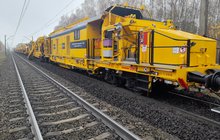 Szlak Zduńska Wola - Poddębice, układanie nowych szyn i podkładów przez maszynę fot. Krzysztof Kalkowski PLK SA (2)