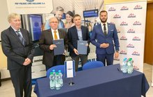 Uczestnicy podpisania umowy na prace na liniach nr 356 i 281. fot. Przemysław Zieliński
