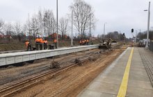 Zgierz Północ Budowa drugiego peronu i mijanki, pracownicy układają nawierzchnię, 08.04.2021, fot. PLK