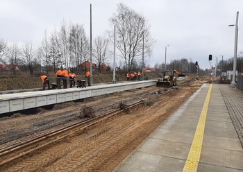 Zgierz Północ Budowa drugiego peronu i mijanki, pracownicy układają nawierzchnię, 08.04.2021, fot. PLK