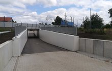 wejście do tunelu dla pieszych pod linią kolejową w Rawiczu ul. Świetojańska, fot. Radosław Śledziński