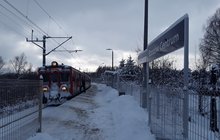 Nowy przystanek Rzozów Centrum - przy peronie stoi pociąg, fot. Gabriela Antosiak