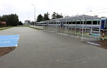 Parking przy stacji Rogóżno Parking przy stacji Rogóżno, przy peronie stoi pociąg, fot. Mateusz Bryndza