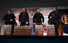 Przedstawienie gości prelekcji Bezpieczny Przejazd - kolejarz PLK, funkcjonariusze SOK, policja