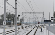 Stacja Ozorków, widok na 3 tory, peron i nadjeżdżający pociąg.