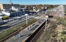 Widok z góry na przystanek Warszawa Anin, widać wiatę i peron, fot. A.Lewandowski, P.Mieszkowski