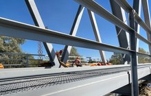 Wykonawcy pracują na płycie nowej stalowej konstrukcji mostu kolejowego w Nieporęcie, fot. Anna Znajewska-Pawluk
