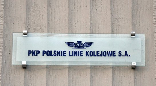 Tabliczka z napisem PKP Polskie Linie Kolejowe S.A.