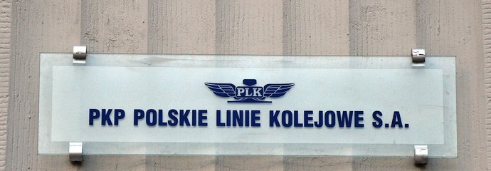 Tabliczka z napisem PKP Polskie Linie Kolejowe S.A.