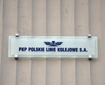 Tabliczka z napisem PKP Polskie Linie Kolejowe S.A.