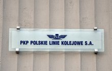 Tablica na budynku z napisem: PKP Polskie Linie Kolejowe S.A.