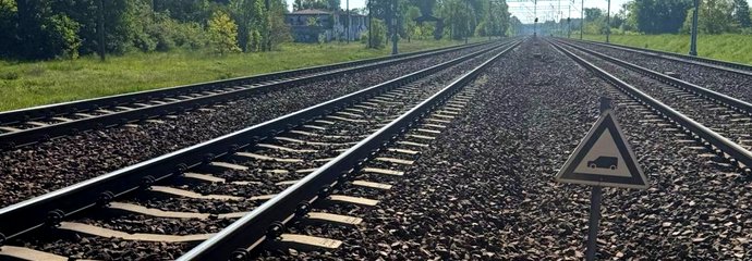 Linia kolejowa bez znaku W6 nakazującego maszyniście podanie sygnału Baczność przed przejazdem Linia kolejowa bez znaku W6 nakazującego maszyniście podanie sygnału Baczność przed przejazdem fot. PLK