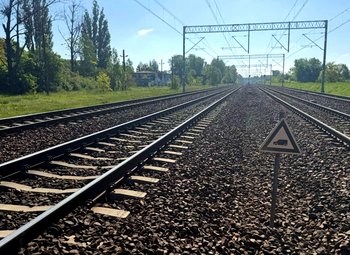 Linia kolejowa bez znaku W6 nakazującego maszyniście podanie sygnału Baczność przed przejazdem fot. PLK