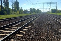 Linia kolejowa bez znaku W6 nakazującego maszyniście podanie sygnału Baczność przed przejazdem fot. PLK