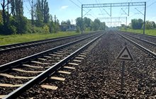 Linia kolejowa bez znaku W6 nakazującego maszyniście podanie sygnału Baczność przed przejazdem fot. PLK