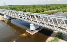 Pociąg jedzie przez nowy most nad Narwią między Ostrołęką a Chorzelami - fot. A.Lewandowski, P. Mieszkowski