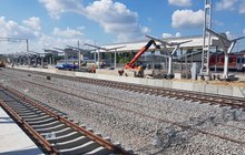 Stacja Łódź Kaliska, budowa nowych peronów z wiatami i nowych torów, maszyny i robotnicy. fot. Henryk Poznański PLK